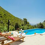 Luxury Emma With Private Pool فيلة ترستينيك