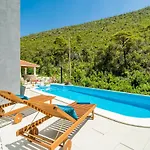 Luxury Emma With Private Pool Villa *