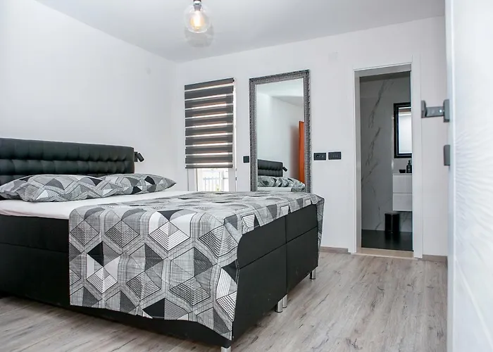 Luxury Emma With Private Pool