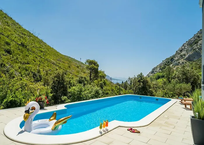 Luxury Emma With Private Pool